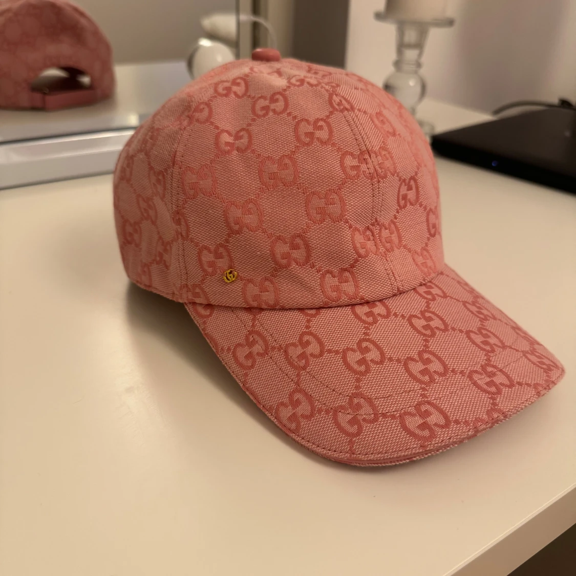 Rosa keps med GG-mönster - 1