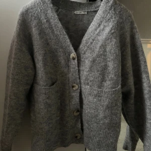 Grå kofta  - Grå kofta med knappar som endast varit använd en gång.❣️❣️
