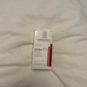 La Roche-Posay Retinol B3 Serum - Retinol B3 Serum från La Roche-Posay i en snygg röd glasflaska, 30 ml. Perfekt för dig som vill boosta huden med retinol och B3 för en jämnare och fräschare look. Kommer i originalförpackning.