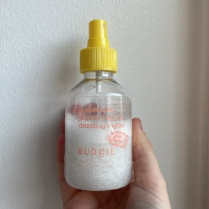 Body glitter spray  - Texten är lite bortskrapad, annat fint skick suuuperfin på kroppen