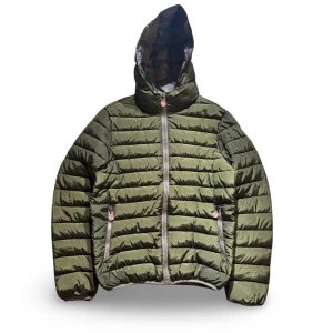 Colmar Jacka - Hej! Säljer nu min jacka från märket Colmar, storlek S, bra skick. Tveka inte på att höra av dig om du har frågor eller funderingar kring jackan!