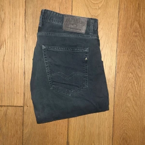 Replay Grover jeans - Snygga Replay Grover jeans i mörkgrå färg med klassisk femficksdesign.OBS är osäker på om färgen är grå heller kahki alltså grönaktig, (tar ej emot retur ifall man blir missnöjd)  längd 107cm, midja 46cm. Ifall det inte finns någon bild i annonsen där jag bär plaggen jag säljer så är det för att jag ej kan ha storleken heller passformen, så kolla måtten för storlek och googla på modellnamnet för passform 😉(9)
