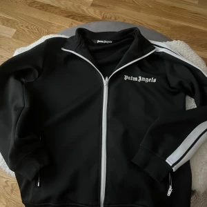 Svart track jacket från Palm Angels - Size M men kan även pass slim fit på &