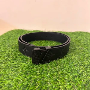 L-V svart bälte  - Hej jag säljer denna bälten du ser säkert vilken bälte det är. Aldrig använda och i topp skick. Skickas samma dag 110CM