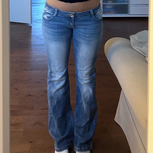 Lowwaist bootcut jeans  - Supersnygga lowwaist bootcut jeans från märket M.K💕 Står storlek 32 men skulle säga att de sitter som M/L💘Lite slitna längs ner, men annars fina💘