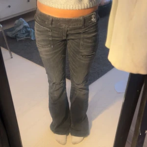 Lågmidjade jeans - As snygga mörk gråa Lågmidjade jeans från gina young. Säljer för att jag inte har någon användning av dom längre.