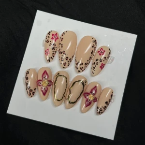 Beige leopardmönstrade lösnaglar - Press on naglar storlek Medium.   Gör press on naglar på beställning och med dina egna mått. Hör av dig i Meddelande om du vill beställa. 🛍️  ————-  This set is in medium size. I make customized nails in your shape, size and design. DM me for more info. 🛍️