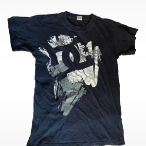 Vintage Dolce & Gabbana T-shirt  - Säljer min vintage Dolce & Gabbana T-shirt. Storlek 11-12 år men passar sig runt 160-175 ish, som en XXS, slimfit. Inga direkta deftekter, bara en vintage look som man ser på materialet. 
