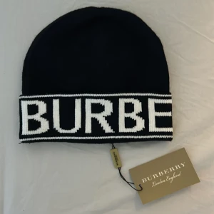 Svart Burberry mössa - Fin burberry mössa helt ny, jätte skön och mysig och passar jätte bra o fint.