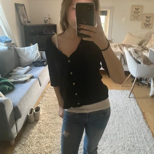Svart trekvartsärmd kofta  - Säljer super snygg trekvarsärmd kofta från vila! Perfekt ny för hösten och vinter❤️