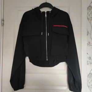 Prada Milano Set - Jag säljer ett Prada Milano Set. Den är perfekt som ett träningsset men också som vardagliga kläder. 