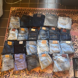 Mix av jeans från Replay, Nudie och Dondup 28-36 - Säljer ett gäng snygga jeans i olika tvättar och färger från Replay, Nudie Jeans och Dondup. Här finns allt från ljusblå och mörkblå till svarta och grå jeans, vissa med klassiska detaljer och logopatch bak. Passar dig som gillar varierad denimstil och coola märken. Erbjuder mer än gärna paketpris 