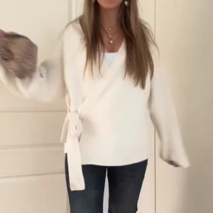 Vit omlottkofta med knytband - Vit stickad tröja från Gina Tricot med knut.