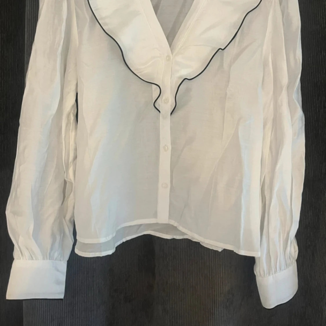 Vit blus med volang - 1