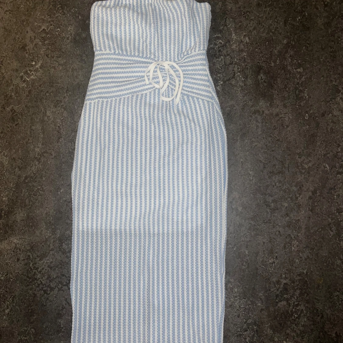 Blåvit randig bandeauklänning