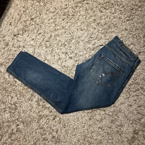 Dondup jeans blåa med slitningar herr - Dondup jeans slim modell med snygga slitningar. Mycket bra skick inga defekter. Storlek 34 i midjan men passar 33 också. Postas antigen samma dag som köp eller dagen därpå🙌💯