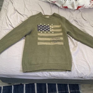 Lexington tröja - Rikigt schyst tjock tröja från lexington. Den har används fåtal gånger och är i perfekt skick. Perfekt för dig som vill ha en Grisch och clean style. Den är i S