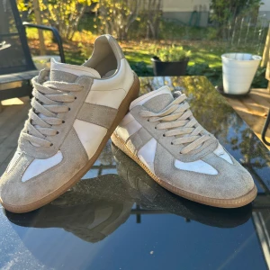 Maison margeila gats - Ett par Maison margeila gats som är tydligt användna men fortfarande okej skick| 6/10|Har inte längre behov av de därför försöker jag sälja de. ||De är ❌org|| Kan visa hur man ser det privat. Det gula man ser är från lim då det varit små hål nu är fixade. Låda medföljer❗️