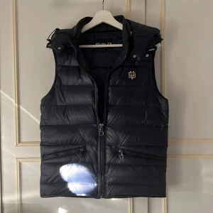 Bvaldi väst - Tja säljer nu en mörkblå Bvaldi väst i storlek S, använd ett fåtal gånger så skicket är som nytt, vid frågor är det bara att höra av sig