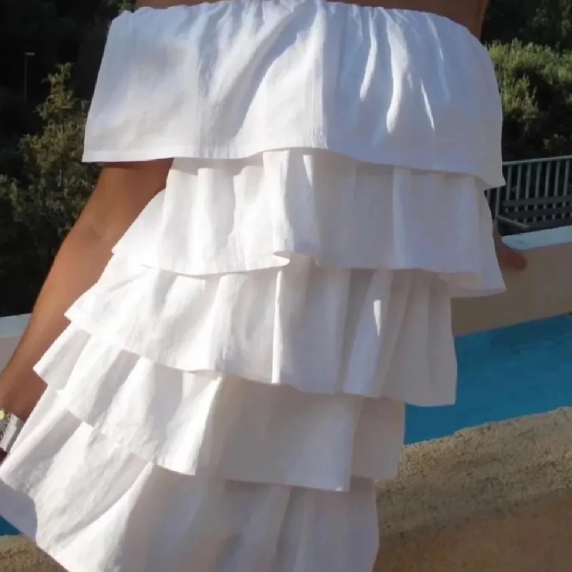 Vit offshoulder volangklänning - 3