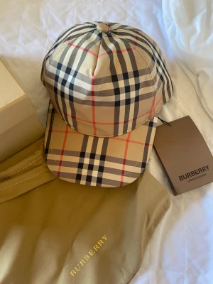 Burberry keps  - Ny och fräsch burberry keps. Kepsen är i storlek M men går och justera!! Box och dustbag medföljer!! Kan mötas upp och frakta.