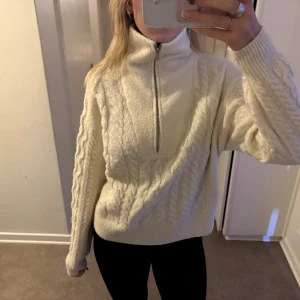 Vit stickad half zip tröja - Säljer en vit stickad tröja med half zip och hög krage. Perfekt nu till vintern!!