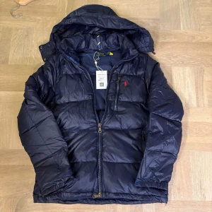 Ralph lauren jacka - Tja, säljer denna Ralph lauren jackan i nyskick. Helt utan täcken på användning och defekter, uppskattningsvis endast använd vid nåt enstaka tillfälle. Sjukt fin inför vintern. Storlek M, äktighetsverifiering från vestaire collective följer med! Hör av er vid eventuella frågor eller funderingar :)