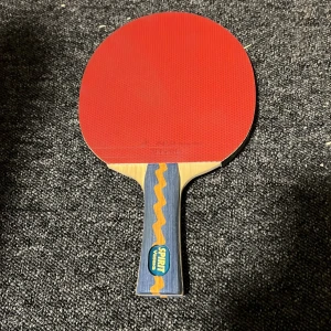 Yasaka Spirit Bordtennisracket - Yasaka Spirit bordtennisracket i mycket gott skick. Båda sidor har fräscha gummiytor (röd och svart) och handtaget är rent och utan större slitage. Perfekt för både nybörjare och erfarna spelare som söker bra kontroll och känsla. Den är klassad som 5 sjärnigt. Den kostar 600kr ny.
