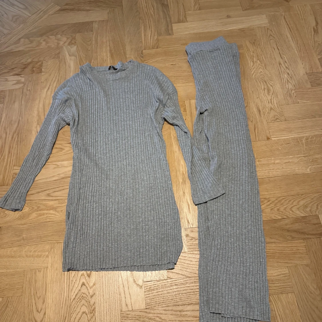 Grå ribbad långärmad stickad tröja