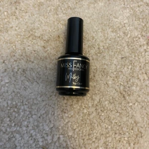 Milky top coat - Milky top coat som är oanvänt❤️ superfint att ha över en fade