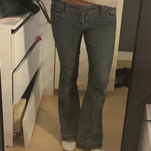 Lågmidjade bootcut jeans  - Vintage lågmidjade bootcut jeans💞midja 39, Innerben 75