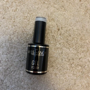 Ljusgrått gellack - Gellack i Love stone från missfancy❤️ Oanvänt!