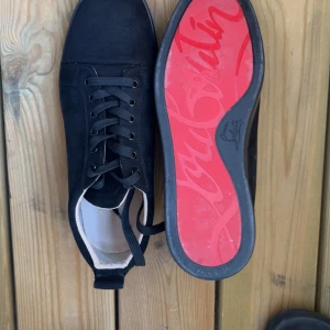 Svarta Christian Louboutin skor - Helt nya loubs, inga defekter, storlek 44,5 men passar 45 också . Box, dustbag,  och kort följer med på köpet!  Går med på prissänkningar!