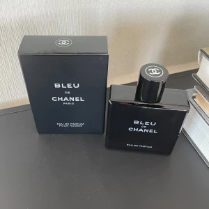 Bleu De Chanel EDP Parfym - Bleu de chanel, nästan helt ny, fräsch och maskulin doft! Om ni undrar något eller har några frågor så är det bara att fråga!