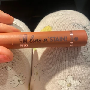 Essence line n' STAIN! Tattoo Lip Liner - Essence line n' STAIN! Tattoo Lip Liner i en varm brun nyans. Pennan har en marker-liknande spets för exakt applicering och långvarigt resultat. Perfekt för att definiera läpparna med en naturlig look. Smidig att använda och lätt att ta med i väskan. Använd men mycket kvar