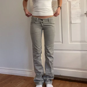 Lågmidjade grå jeans  - Lågmidjade vintage jeans.  Jag på bilden är 170cm.  Midjemåttet: 37cm (från sida till sida)  Lårmått: 24cm  Inerbenslängd: 83cm 💕 använd dig utav köp nu🫶pris kan diskuteras 