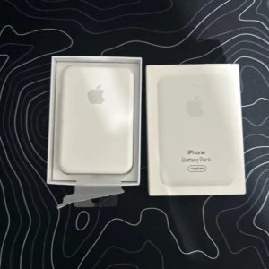 Apple MagSafe iPhone Battery Pack - Snygg och smidig Apple MagSafe iPhone Battery Pack i originalförpackning. Produkten ser ut att vara i mycket gott skick, utan synligt slitage. Perfekt för extra batteritid och trådlös laddning på språng. Passar MagSafe-kompatibla iPhones.