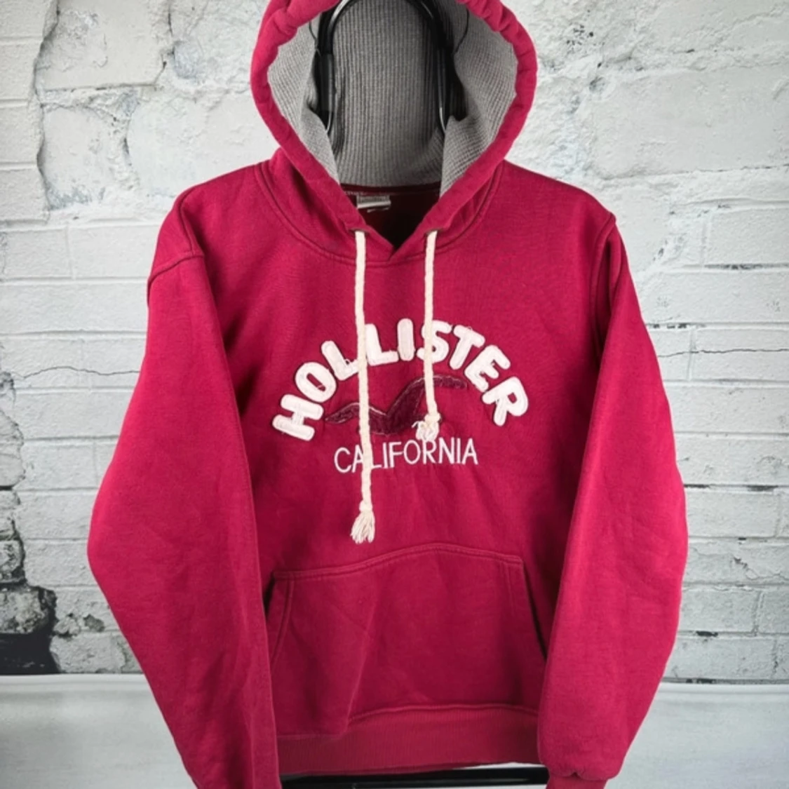 Röd hoodie från Hollister med tryck