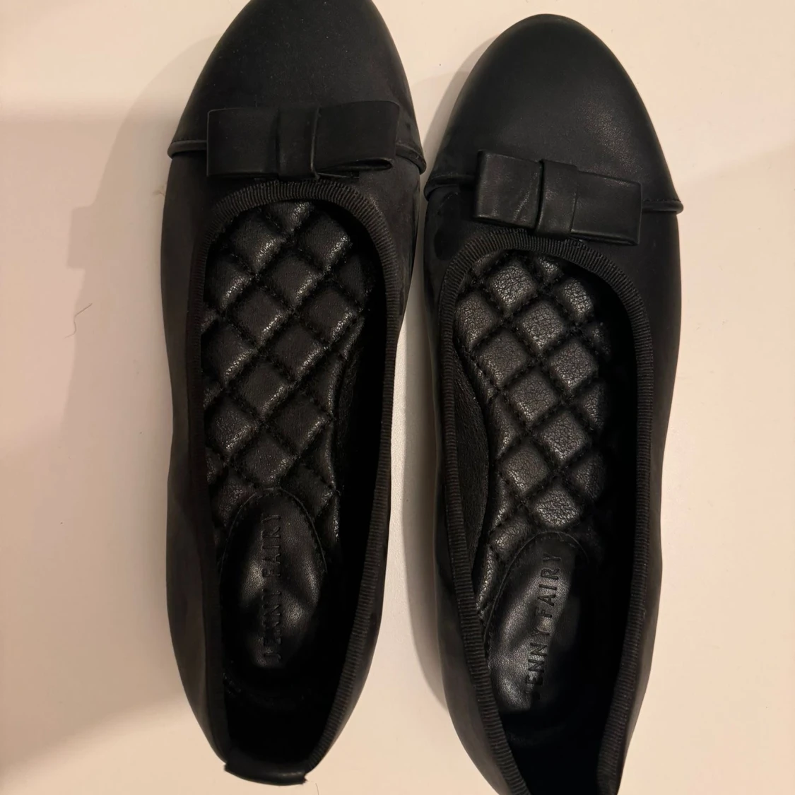 Svarta ballerinaskor med rosett Jenny Fairy