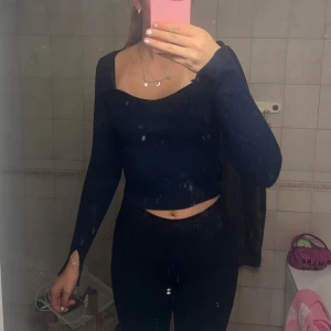 Mörkblå ribbad topp från Gina Tricot - Säljer en mörkblå ribbad topp från Gina Tricot. Toppen är croppad med lång ärm. Endast testad så i nytt skick 