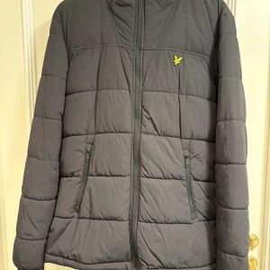 Lyle & Scott jacka - Säljer en Lyle & Scott höst/vinterjacka. Mycket bra skick då den mest blivit liggande i förrådet. Storleken är M