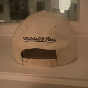 Mitchell & Ness Lakers keps  - Snygg keps från Mitchell & Ness med Los Angeles Lakers-logga framtill och 60-årsjubileumspatch på sidan. Ny pris 600 kr. Kepsen är one size