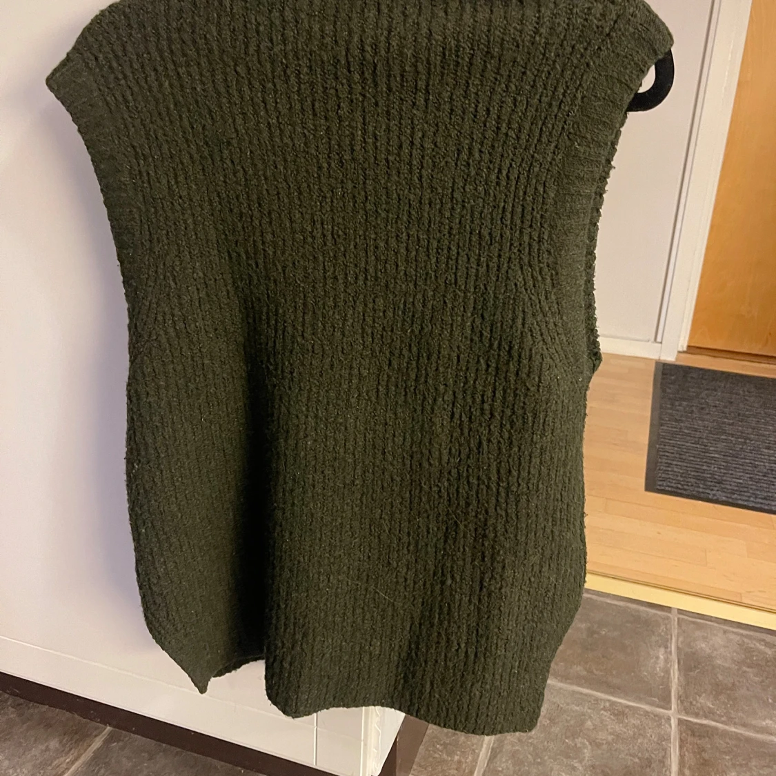 Mörkgrön stickad väst från Stories - 1