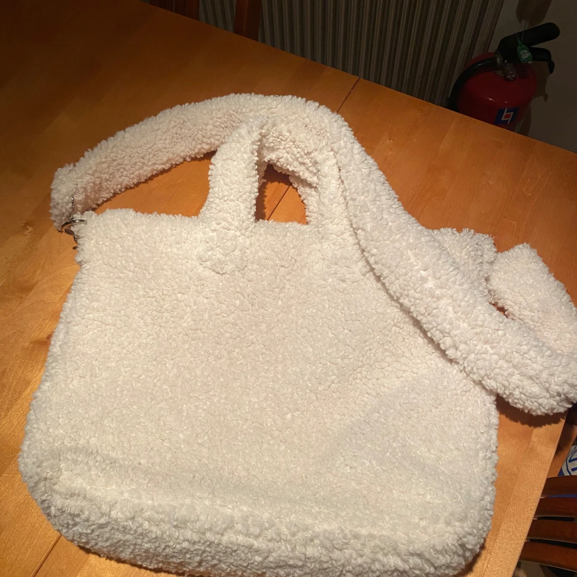Vit fluffig axelväska i teddy - 2