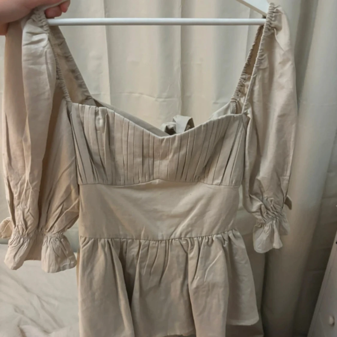 Beige blus med puffärmar och rosett - 2