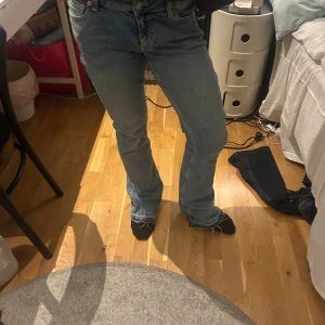 Blå bootcut low waist jeans från Junkyard i storlek S - Snygga ljusblå bootcut low waist jeans från Junkyard i storlek S. 
