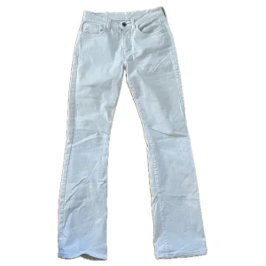 Vita replay jeans  - De är lågmidjade och sitter väldigt fint, De är flared / bootcut