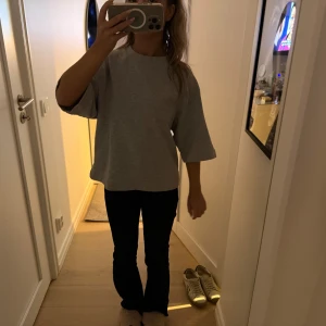 Grå loose sweatshirt från Gina Tricot - En chill grå sweatshirt från Gina Tricot i storlek XS. Tröjan har loose passform, rund hals och trekvartsärmar. Mjuk och skön i bomullsmix. 