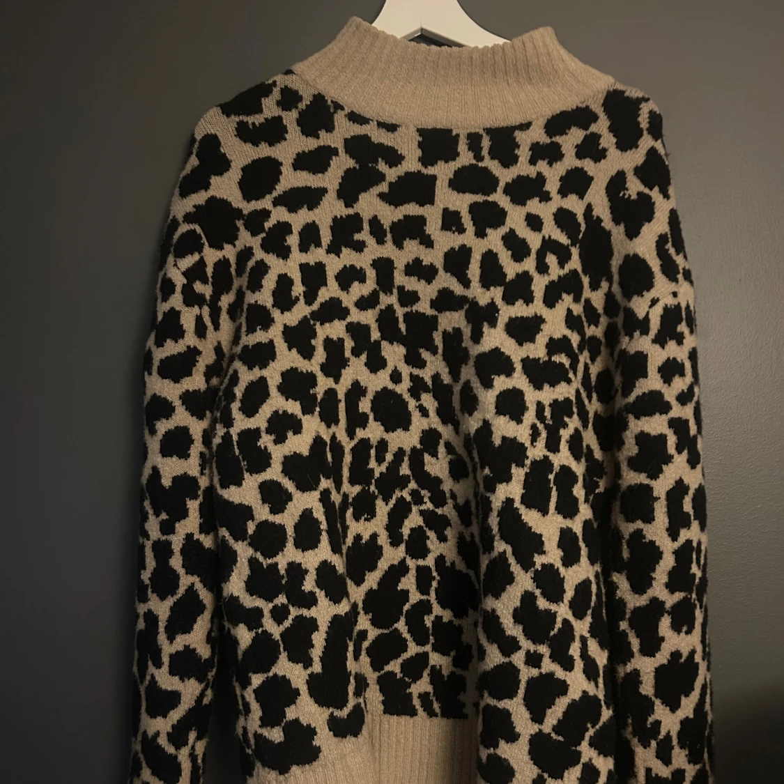 Leopardmönstrad stickad tröja NA-KD