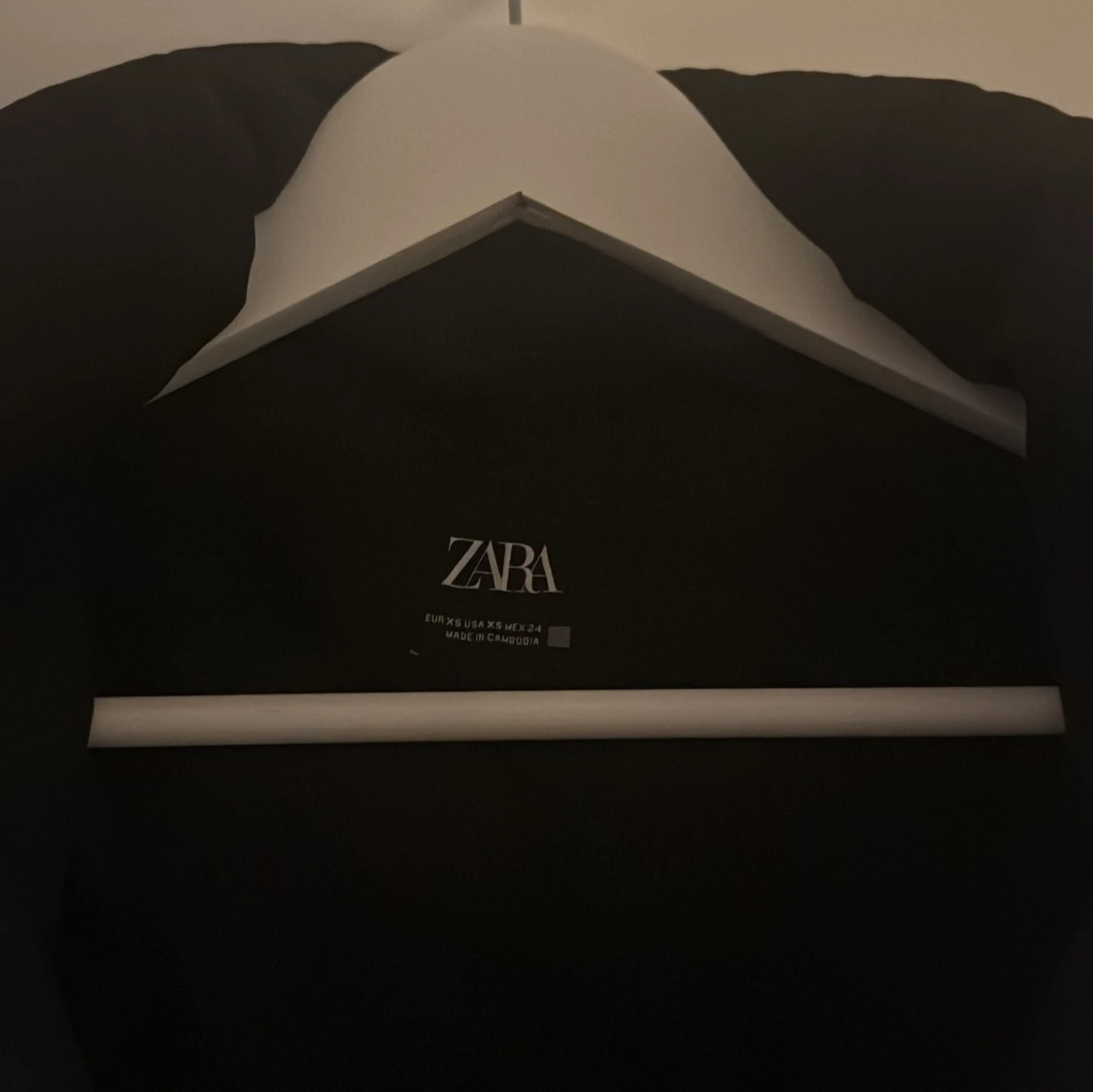 Svart dunväst med huva från Zara - 1